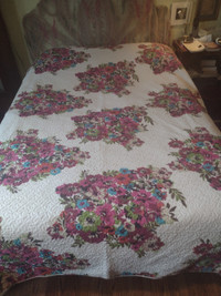 Lovely vintage-style reversible floral bedspread