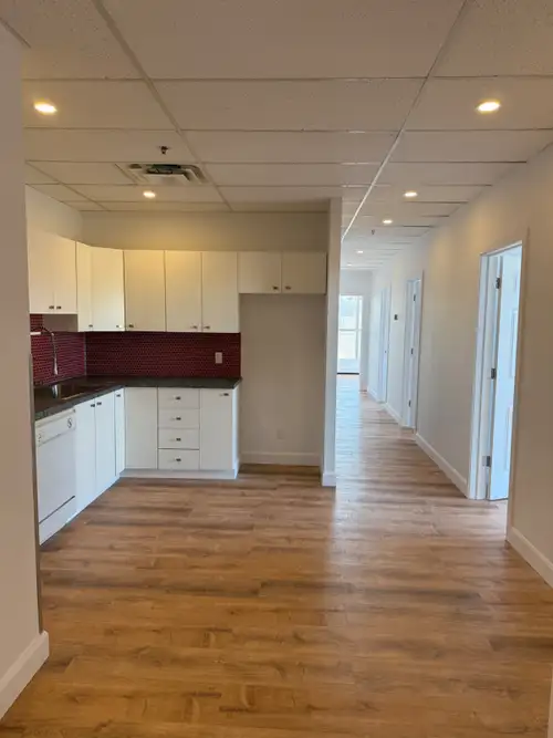 Bureau 1 566 pi² rénové – 4 045 $/mois – 2120 Sherbrooke E Suite 300 – Disponible immédiatement Clé...