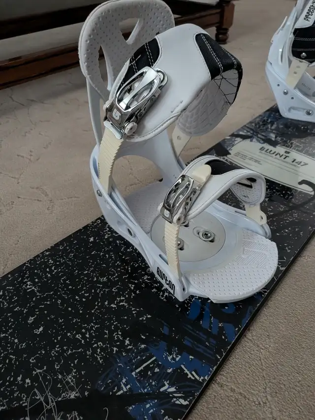 Burton Blunt Snowboard w Burton freestyle bindings in Snowboard in Kitchener / Waterloo - Image 7