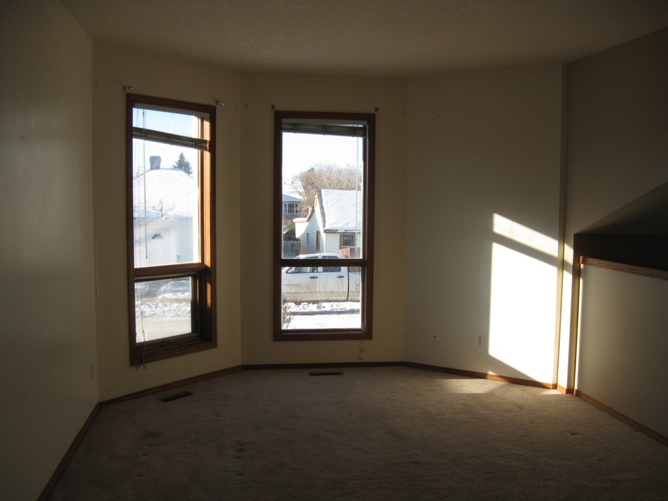 Bright, Spacious 5-bedroom bi-level half duplex Nov 01 2