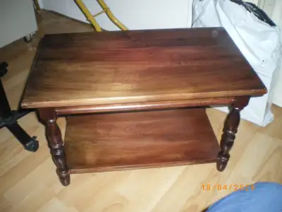 Belle petite table en chene massif. Grandeur: 25 po long x 15 po prof x 15 po haut. Prix $50.00