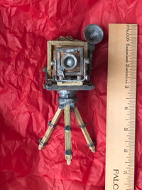 Vintage collectible SS Sarna resin camera tripod figurine