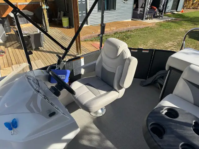 2018 Sweetwater pontoon in Powerboats & Motorboats in Edmonton - Image 9