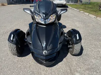 En excellente état, Spyder SE, Noir, valise inclus, siège confort, poignée chauffante