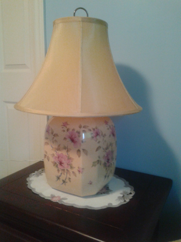 Elegant Table Lamp, Flower Style,Like New,in Excellent Condition in Indoor Lighting & Fans in Oshawa / Durham Region - Image 2