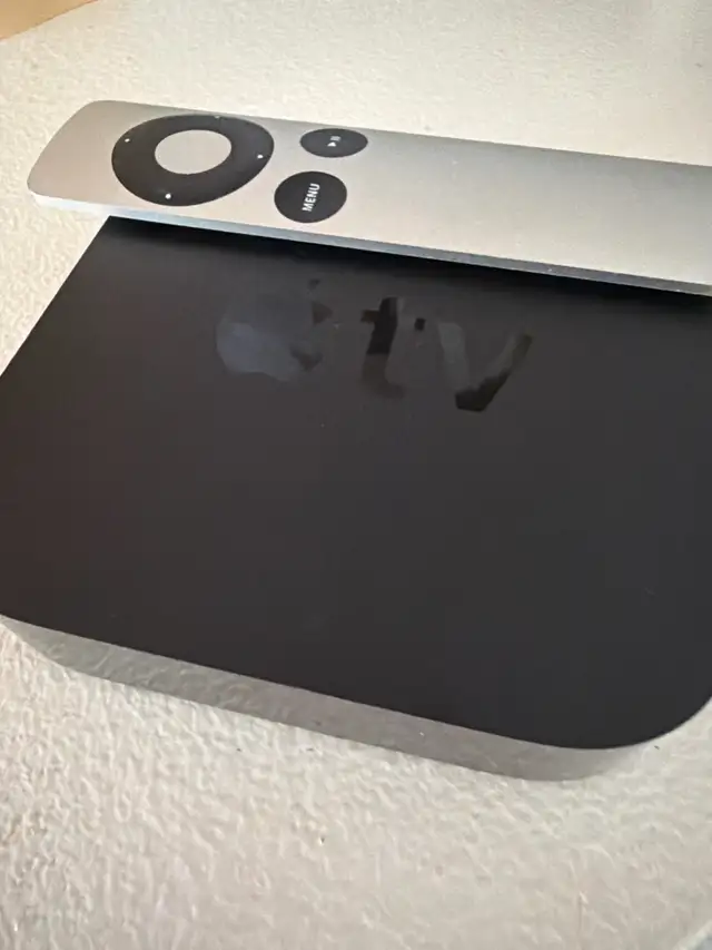 Apple TV avec télécomande in General Electronics in City of Montréal - Image 2