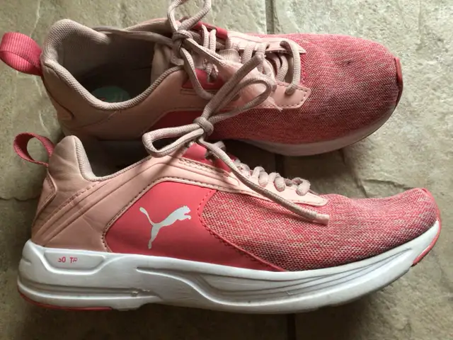 Girls Puma Runners size4 in Kids & Youth in Oshawa / Durham Region - Image 3