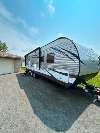 Great layout, storage closet, double bunk, bathroom with tub/shower, full living room area slide out...