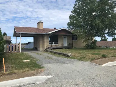 A Mont joli secteur tranquille proche de tout , maison en brique sur les 4 quatre coté bien insonori...