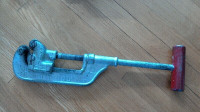 Un coupeur Trimo a tuyau a rouleau 1/2" à 2" (301121)