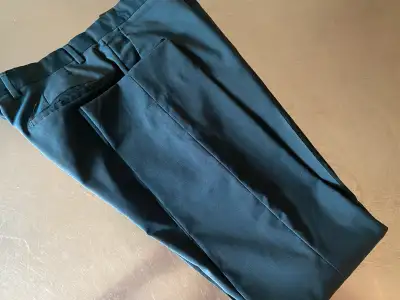 Elevate your wardrobe with these sophisticated PS Paul Smith dress pants, size 34, crafted in a slee...