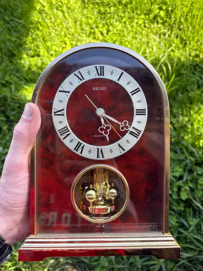 This is a used Seiko Quartz clock with a beautiful faux wood and gold finish, perfect for adding a t...