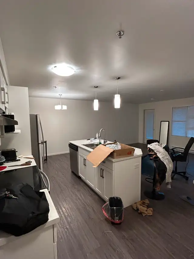 A room in 2 bed 1 bath apartment in Long Term Rentals in Winnipeg - Image 2