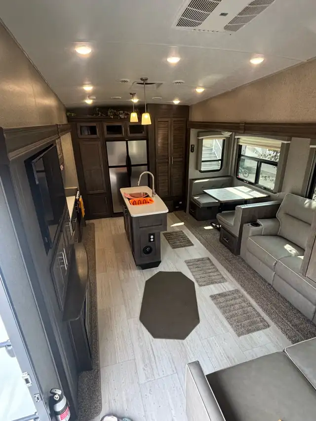 Rockwood Ultra Light 2882S 5th wheel in Travel Trailers & Campers in Regina - Image 3