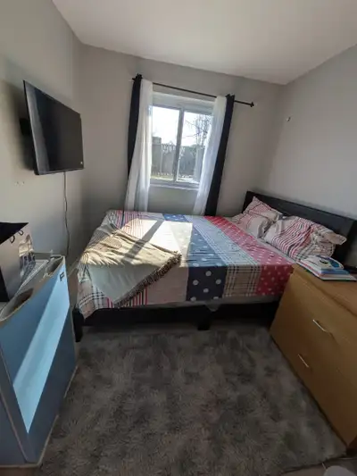 Chambre à louer spacieuse et propre tout inclus Mini frigo dans la chambre Tv smart ( câble) Bureau...