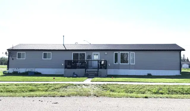 2011 1520 sq ft Mobile home and Garage for sale in Hays Alberta