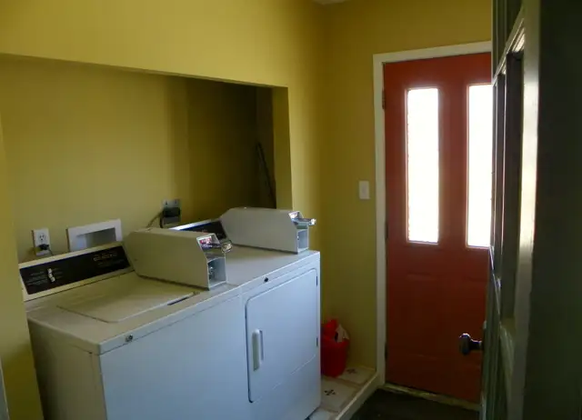 one bedroom heat lights hot water centrally located in Long Term Rentals in Charlottetown - Image 10