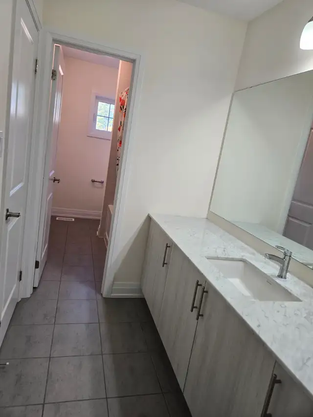 1 bedroom 1 washroom in 4 bedroom new home midhurst springwater in Room Rentals & Roommates in Barrie - Image 11