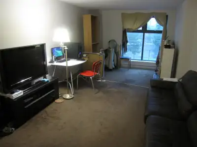 Large room available for one guest immediately. Close to downtown Ottawa. Offering weekly and monthl...