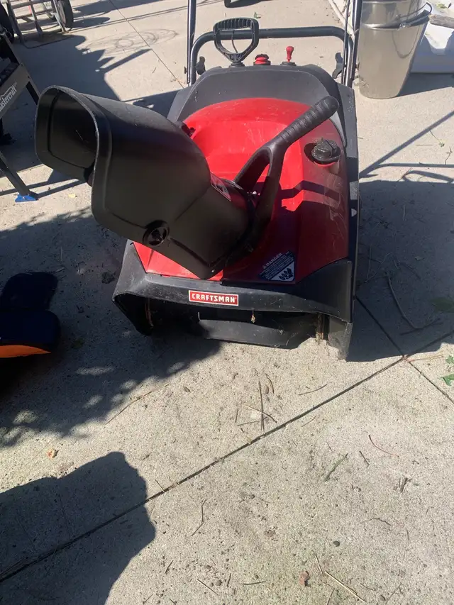Craftsman 136cc Single Stage Snow Thrower in Snowblowers in Mississauga / Peel Region - Image 4