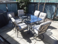 Like-New Patio Table w 6 chairs and cushions 