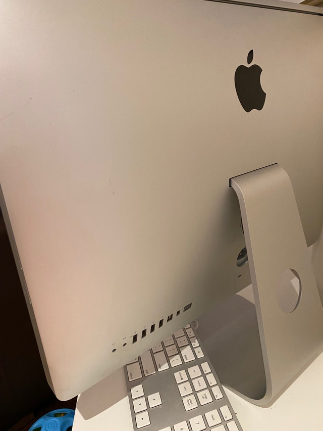 2010 iMac with keyboard and mouse in Desktop Computers in Mississauga / Peel Region - Image 3