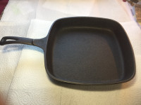 Vintage WAGNER WARE 9 1/2" Cast Iron Square Pan With Thumb Grip