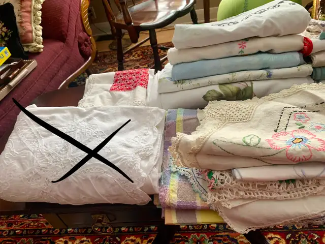 Collection of vintage tablecloths in Home Décor & Accents in Kitchener / Waterloo - Image 4