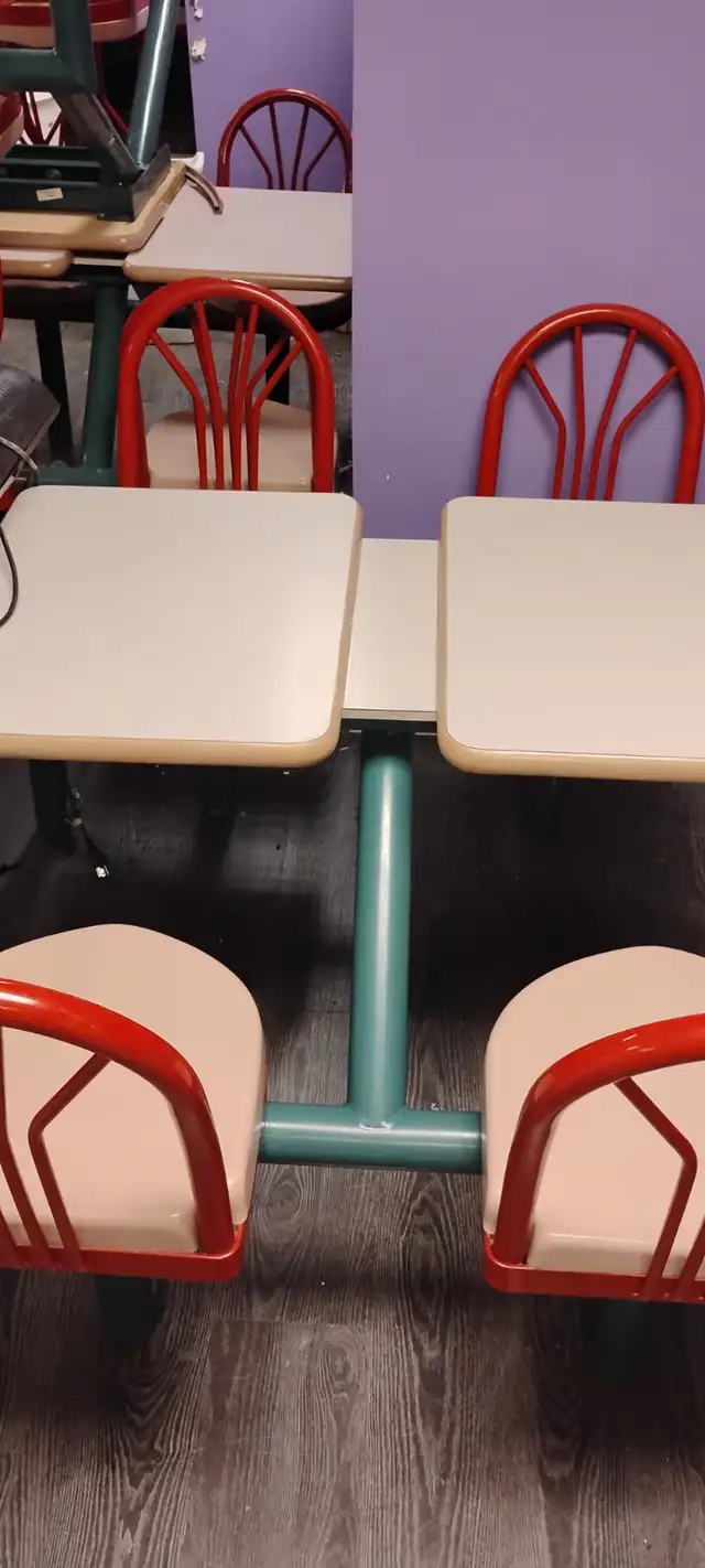 Retro table and chairs in Other Tables in Sarnia - Image 4