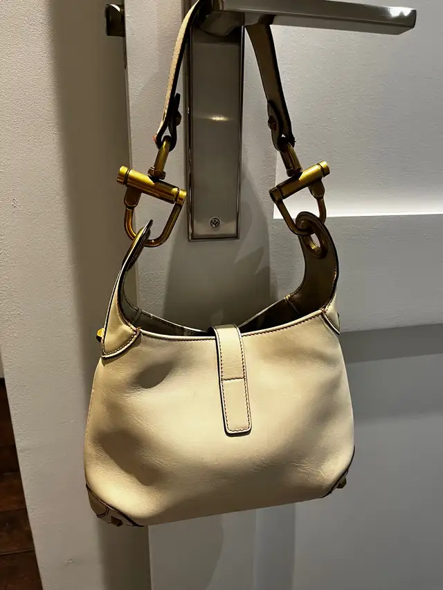 Vintage Gucci bag in Women's - Bags & Wallets in Mississauga / Peel Region - Image 3
