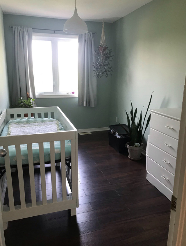 Crib, new mattress and bedding  in Cribs in Gatineau - Image 2