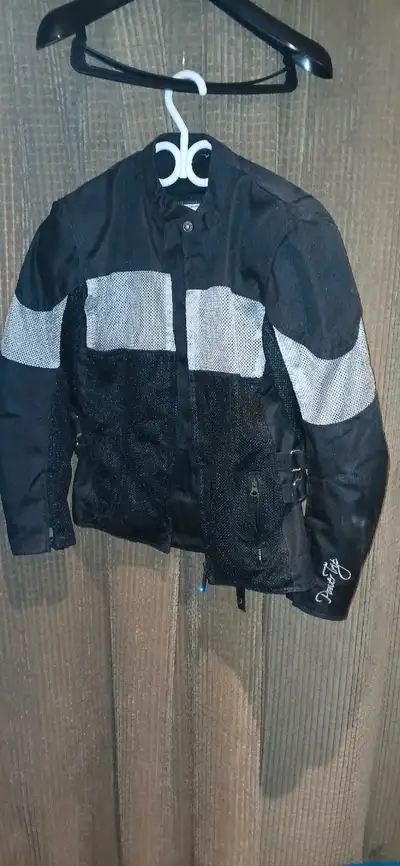 Ladies motorcycle jacket Small Mesh for hot days Full armor Great condition
