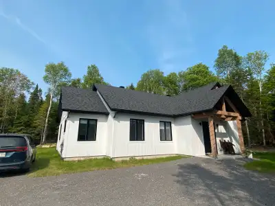 Chalet neuf à louer à Ste-Lucie-des-Laurentides (au mois)