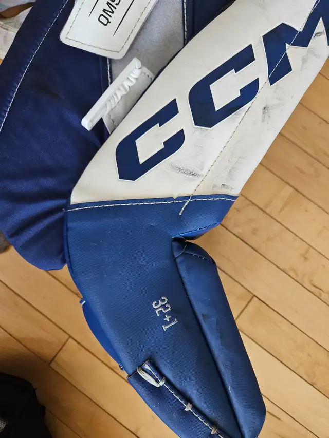 CCM Axis 2.9 Goalie pads (32+1) in Hockey in Calgary - Image 3