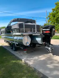 2017 24' Suntracker Party Barge DLX Tri Toon