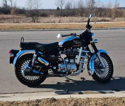 Feast your eyes on this majestic Royal Enfield Bullet Classic G5, 499cc a true marvel of engineering...
