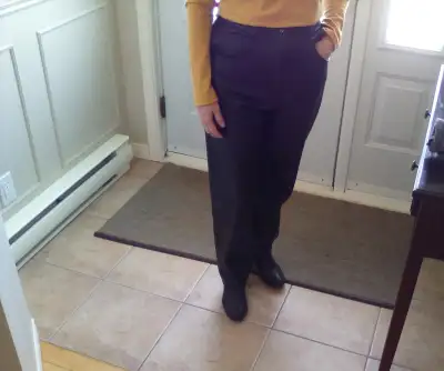 Pantalon cuir femme grandeur 10-11 ans, 100% cuir, très belle qualité et belle coupe, doublé, pour 5...