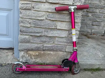 Pink razor scooter Used - good condition, functions good, wheels and grip tape logo plate (oval that...