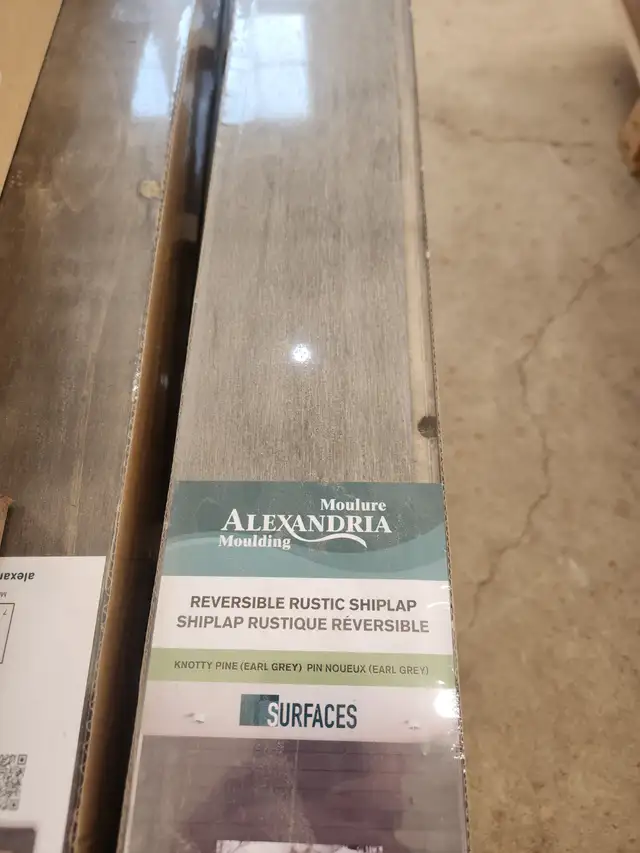 Reversible Rustic Shiplap Knotty Pine in Home Décor & Accents in Hamilton - Image 4