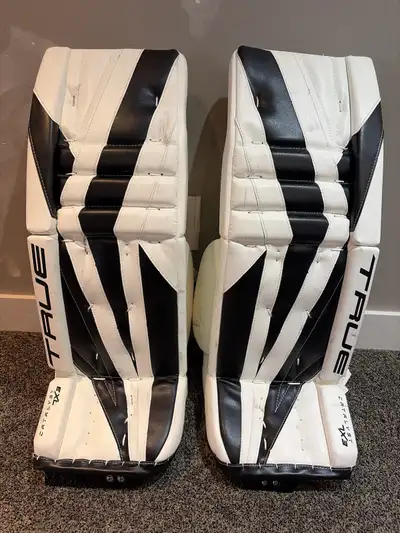 goalie pad (TRUE. EXL Catalyst) almost new.- 31 +2 INT. age, View more