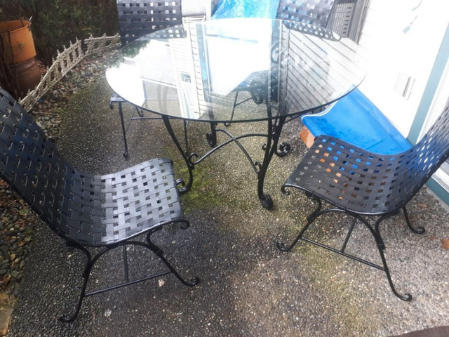 TABLE - PATIO - 4 - METAL CHAIRS in Patio & Garden Furniture in Delta/Surrey/Langley - Image 4