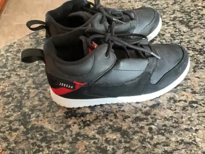 Very good condition Jordan shoes size 2Y