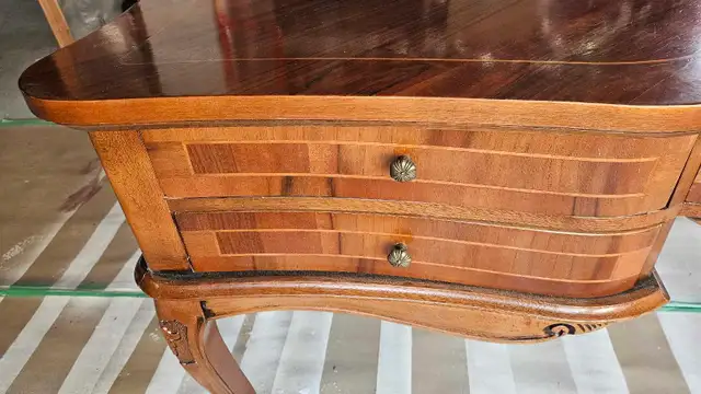 Antique elegant wood desk in Desks in Markham / York Region - Image 3