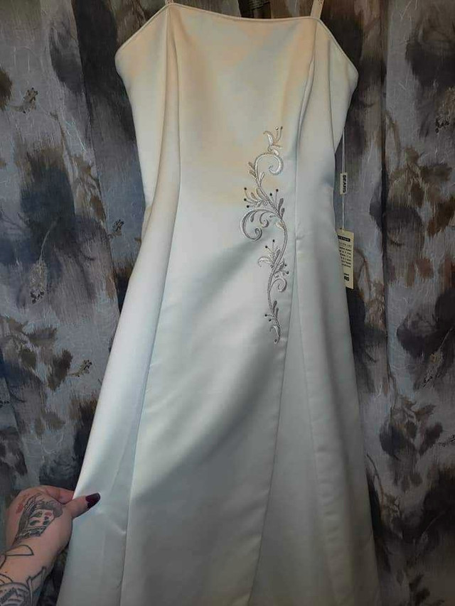 White/Ivory elegant wedding dress size 8 in Wedding in Sudbury