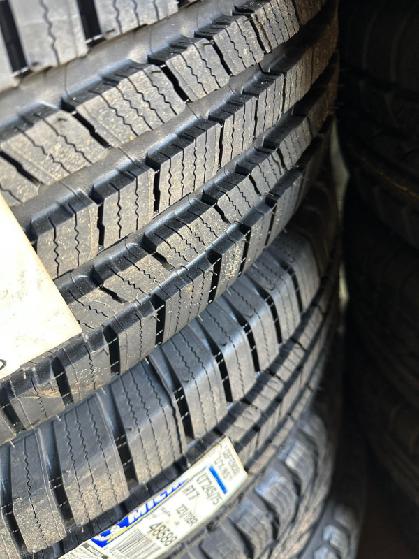 #48588 2 Pneus d'été MICHELIN DEFENDER LTX M/S LT245/75R17 in Tires & Rims in Longueuil / South Shore - Image 3