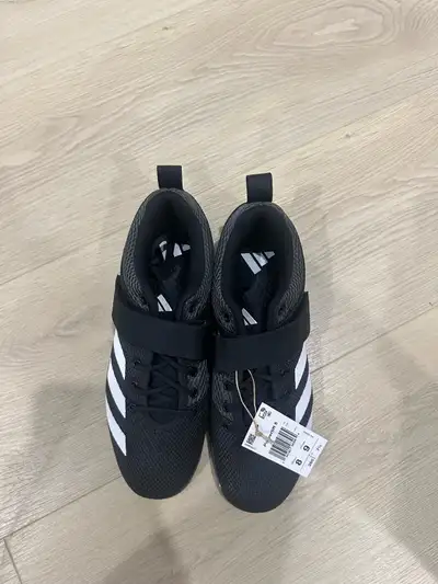 Get ready to elevate your lifting game with these brand new Adidas Powerlift 5 weightlifting shoes!...