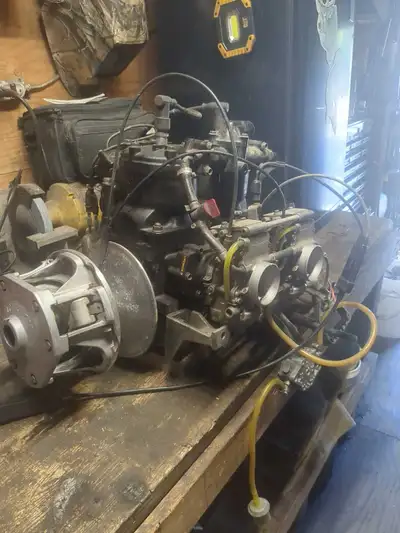 Complete 1986 Suzuki engine 900 carbureted clutch,air box, ecu, has good compression and was running...