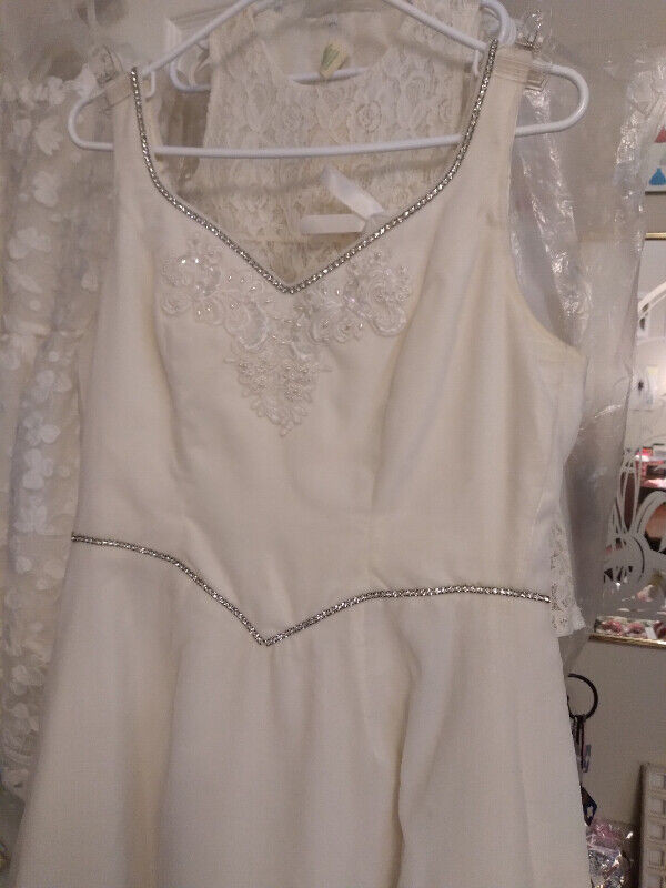 Lovely Ivory Velveteen Bridal Gown Wedding Dress 11/12 in Wedding in Oshawa / Durham Region - Image 2