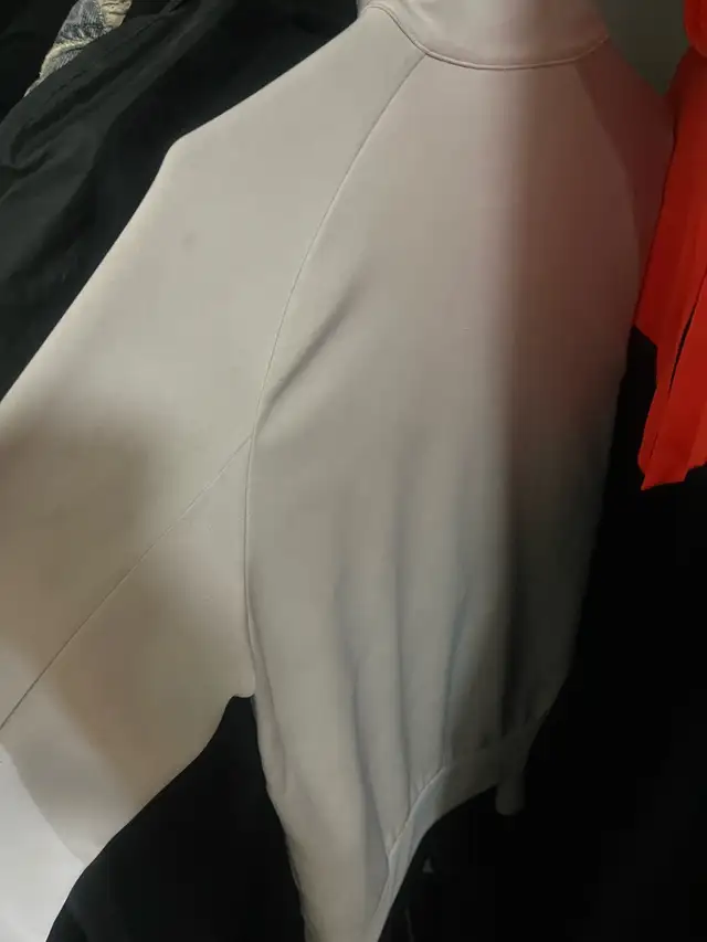 Alberta Sale, Nike Men's Track Zip (S), White  in Basketball in Revelstoke - Image 4