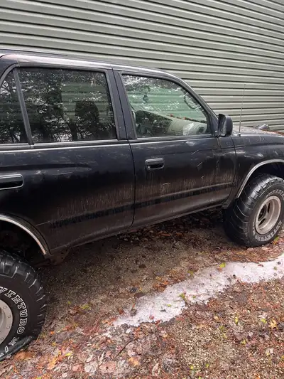 1998 Toyota 4runner sr5 runs and stops great driveline 275000km…frame is rotated in the back.1,250ob...